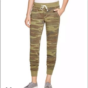 Alternative women’s camouflage joggers size xs